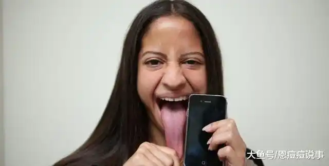 youtube上爆红的长舌女孩,她的舌头伸出来有12厘米