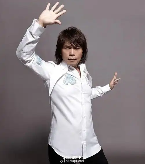 伍佰,本名:吴俊霖,中国台湾摇滚歌手兼音乐创作人,隶属于北京电光石火