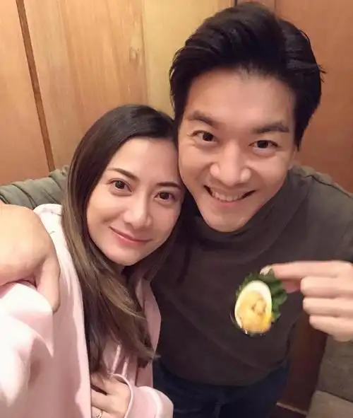 余文乐前女友结婚9年,晒婚照感慨长久的婚姻难,下嫁后生活幸福