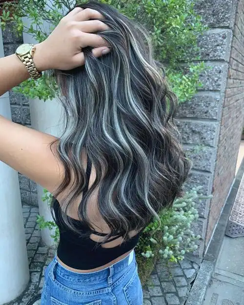 女人发型别乱来搭配上立体挑染让你美出回头率