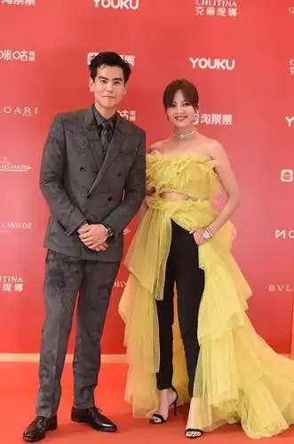 有种大胆叫辛芷蕾,"外裤内穿"还搂着彭于晏,粉丝:也不矜持