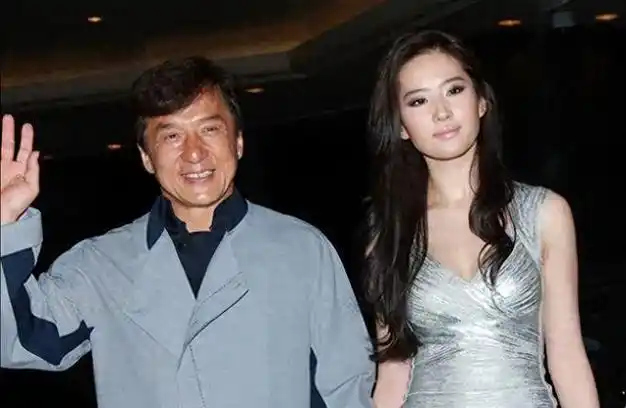 成龙灌章子怡的不是酒,而是整个娱乐圈的丑闻,两人关系曝光? - 知乎