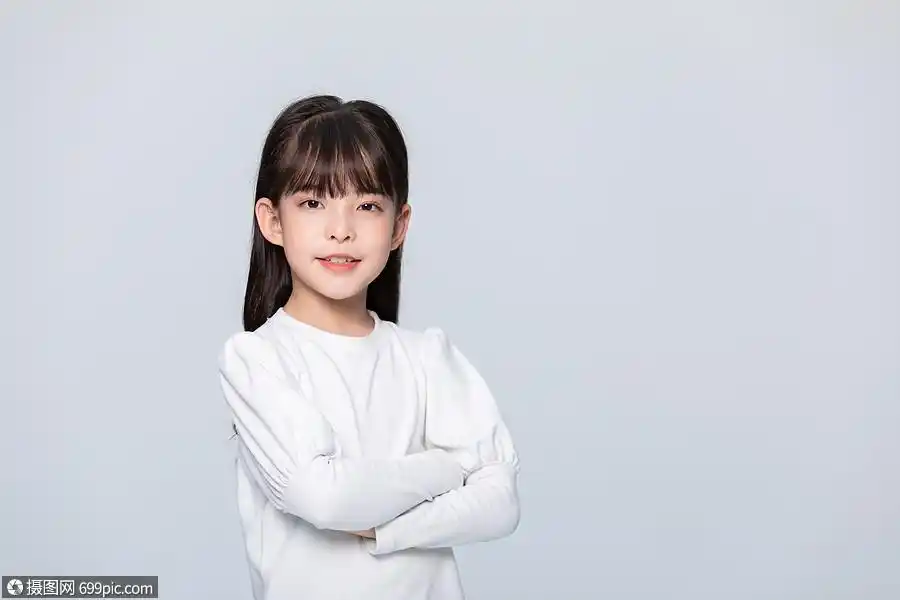 小女孩抱胸自信的女孩微笑黄种人