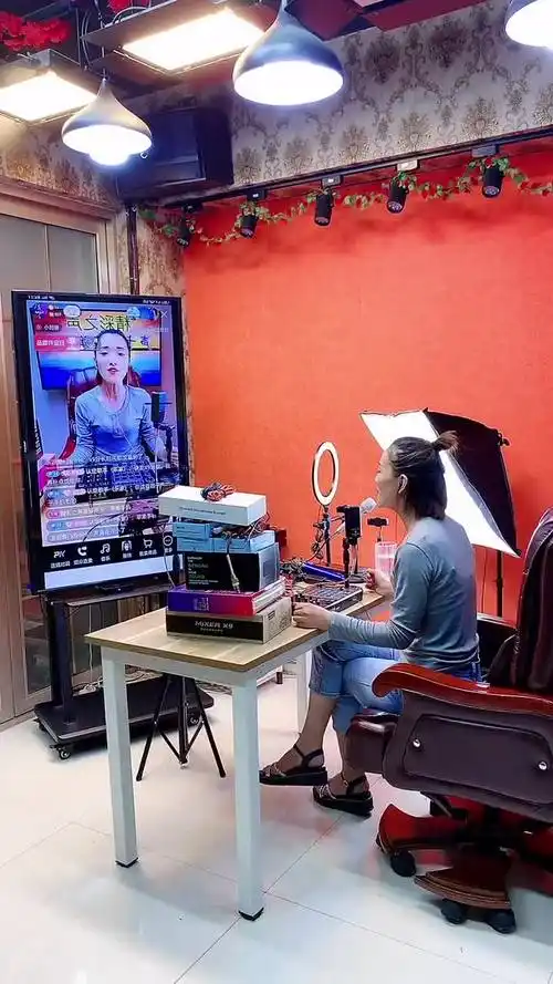 直播现场主播是清唱的,直播间是声卡效果!