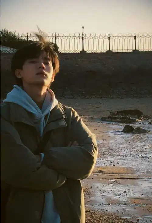 随拍#周翊然对镜自拍他拍真的好有少年感,一笑还有浅浅的梨涡,懂生活