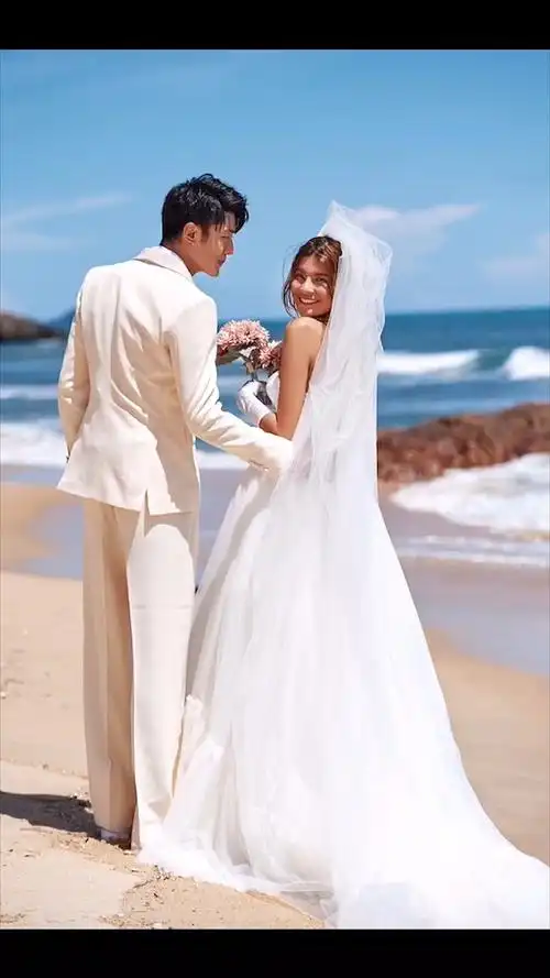 你喜欢的样子我都有#贴心的史蒂文帮莎莎提裙子,你猜苗苗会怎么想