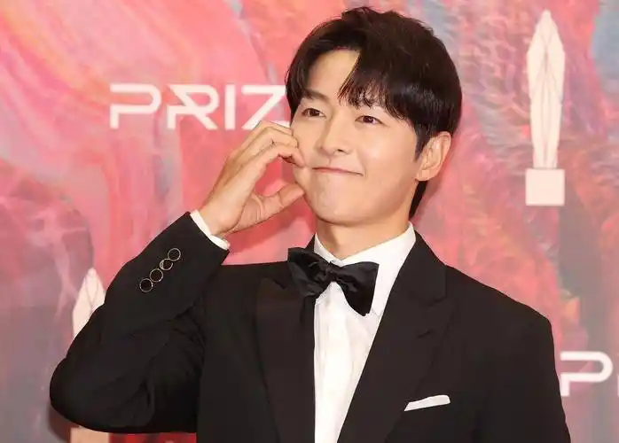 宋仲基 图据:视觉中国2021年,宋仲基和凯蒂透过朋友介绍相识,进而发展