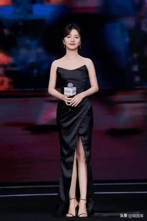 被谭松韵惊艳了!穿白色抹胸裙凸显傲人身材,换个风格差点认不出