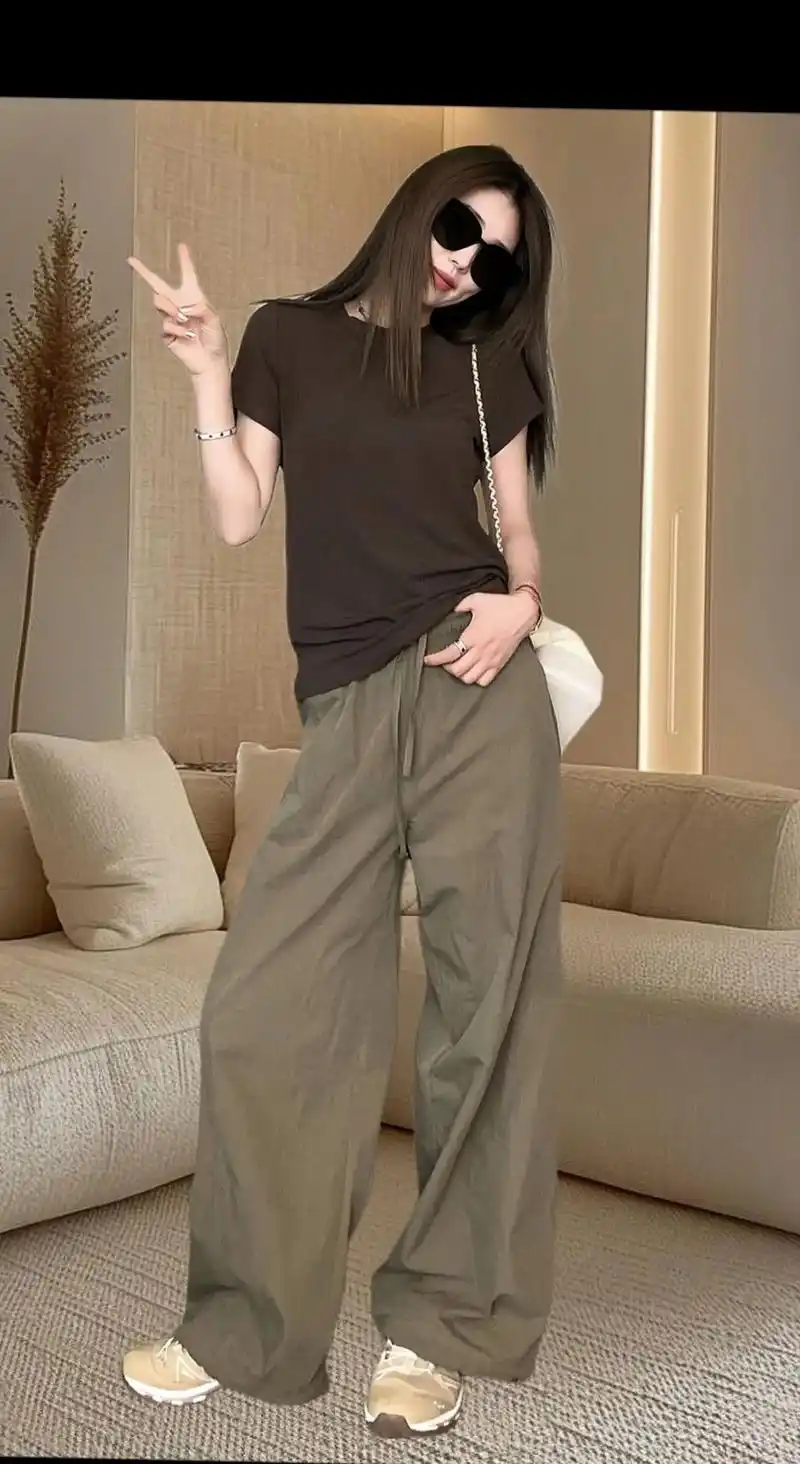 松弛感穿搭——咖色短袖t恤配上茶石绿阔腿裤, - 抖音