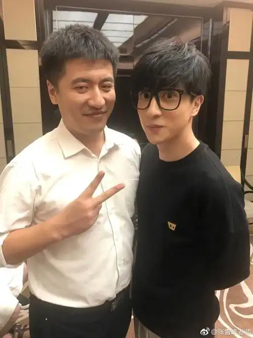 [薛之谦][新闻]170905 活捉一枚合影薛 张雪峰赞其人好值得爱