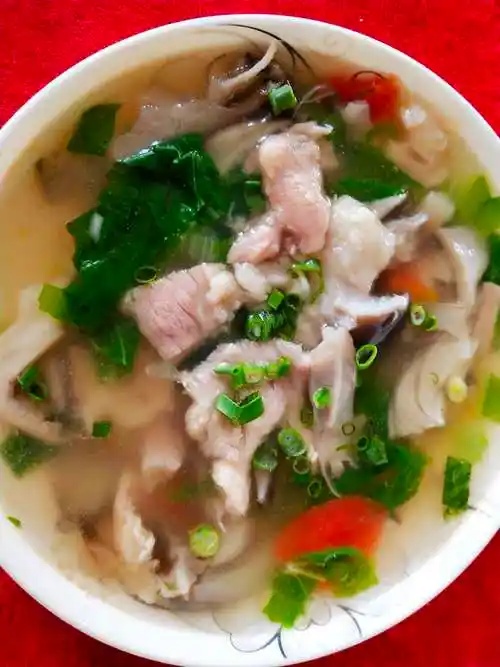 2019年3月22日 早餐:玉米粥,煮鸡蛋,蒸红薯 午餐:豆腐烧肉,平菇肉片汤