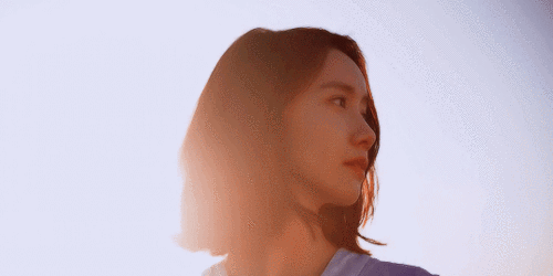 "国民女神"林允儿,穿白t恤配格纹裤比例惊艳,这身材我给满分