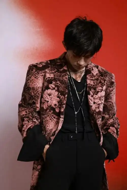 烊千玺粉色渐变眼镜#易烊千玺这组照片真的太帅了,粉色渐变眼镜很吸睛