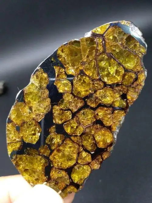 橄榄铁陨石之王-伊米拉克橄榄铁陨石切片欣赏