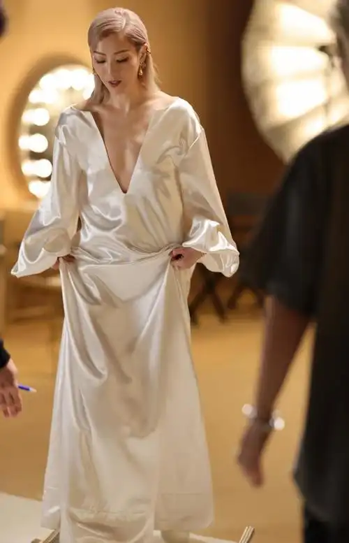 51岁郑秀文近照曝光容光焕发状态好为迎接演唱会积极锻炼身体