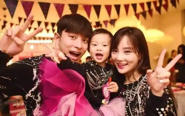 像林志颖的儿子kimi小时候也是超级软萌的,但是长大过后林志颖每次晒