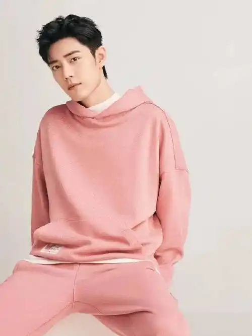 穿粉色也很绝的九位男明星:成毅温润,王一博可爱,丝毫不显女气_肖战