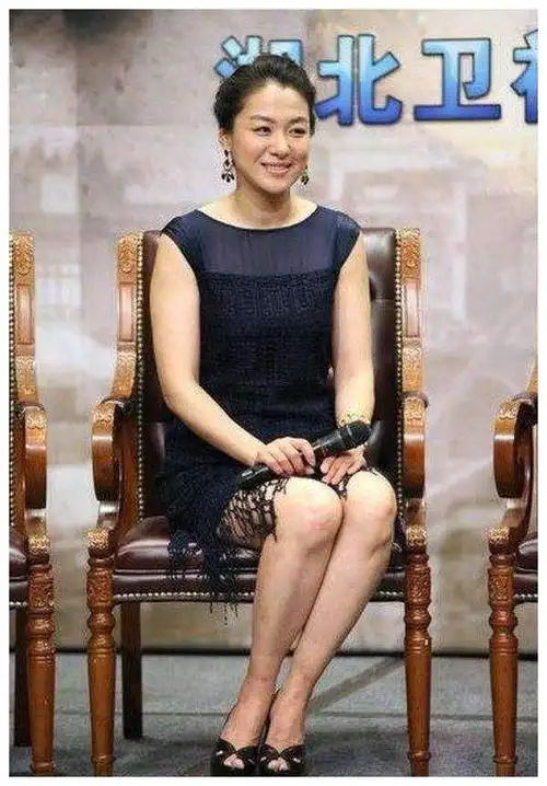 沈傲君发福身材走样穿长裙尽显富太气息气质大不如从前