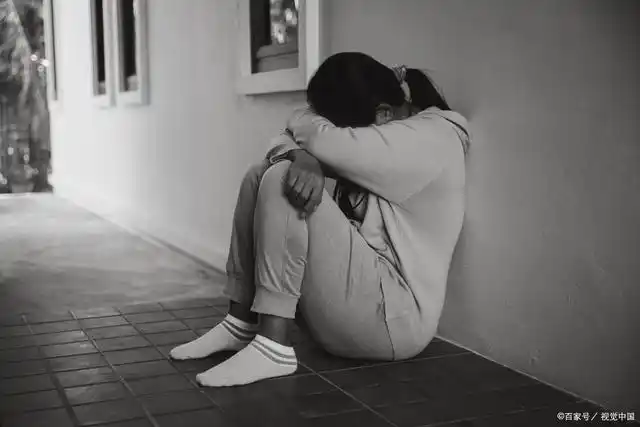 我站在窗边,望着外面的风景,眼泪湿润着我的脸庞,我的心里充满了绝望