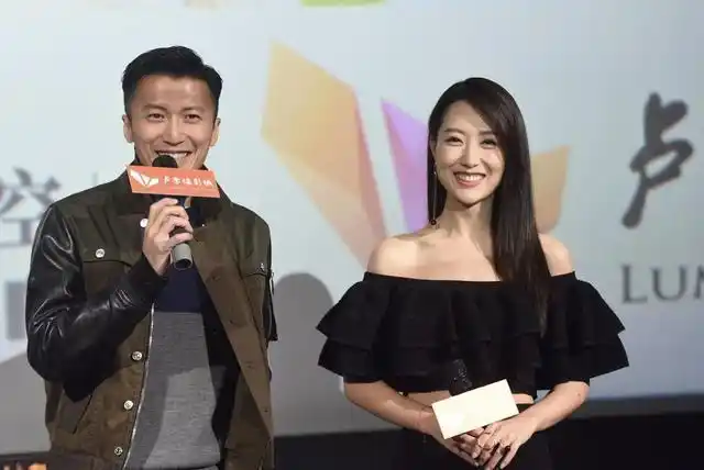 白冰的美全写在气质里穿黑色一字肩上衣配半身裙比金喜善更美