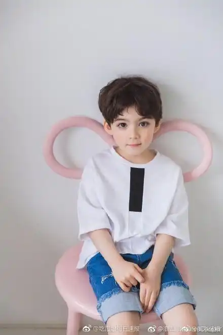 《爸爸6》范丞丞带的萌娃曝光 加韩混血大眼睛长睫毛似天使