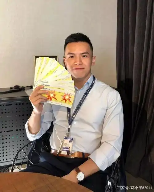 房产正装男试衣自拍,真好看!