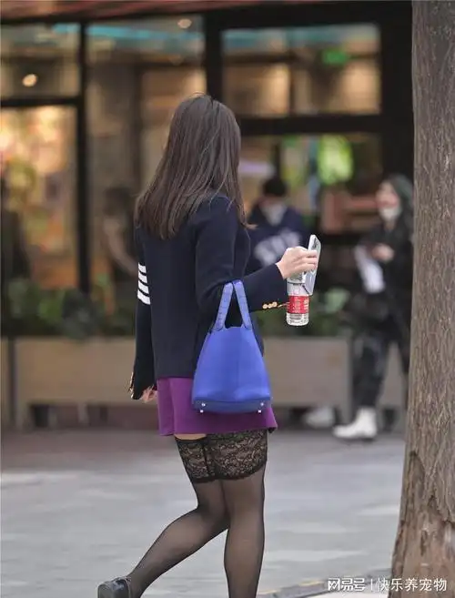 黑色丝袜, 一部分提花设计, 搭配黑色平底皮鞋