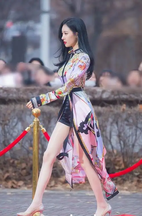 李宣美第一美腿女神身材凹凸有致热辣舞姿让人移不开眼