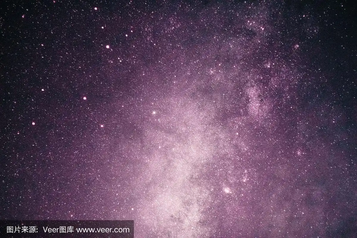 在浪漫情人节的概念中,幻想的粉色银河与星星和黑暗的空间背景.