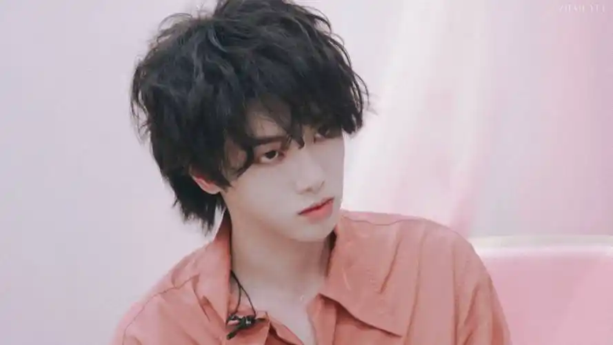 华晨宇酒吧吸烟被说不雅观,粉丝反应太机智了,难怪说追星人惹不起