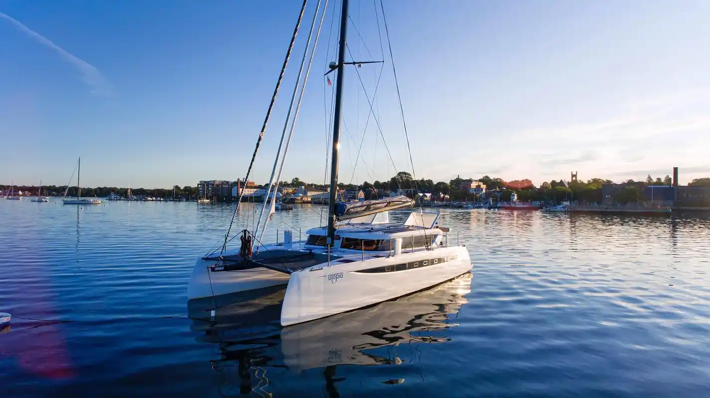 远离人挤人的地方,扬帆起航吧!约几个好友驾驶帆船,无尽的大海 - 抖音