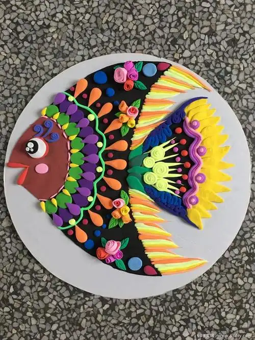 分享的就是一款有关热带鱼的手工,用超轻粘土在纸盘里做一条热带鱼,很