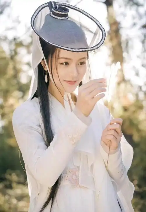 文咏珊扮演新版《天龙八部》王语嫣,白色雪纺古装造型,仙气十足