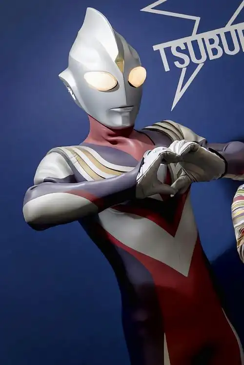 求奥特曼比心壁纸