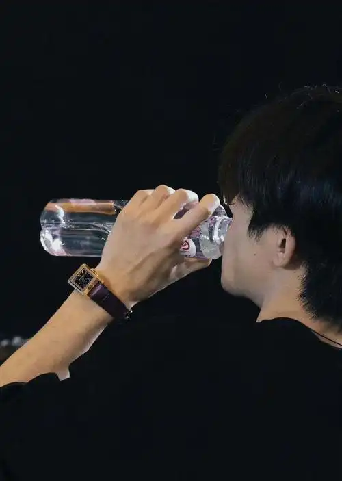 在互联网时代,明星与粉丝之间的距离似乎变得越来越近.