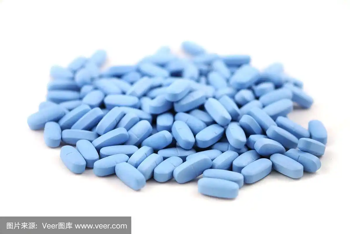 蓝色椭圆形药片特写在白色的背景