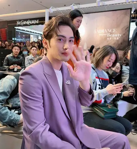 与迪丽热巴组cp的他,出席活动时粉丝挤爆现场_张彬彬