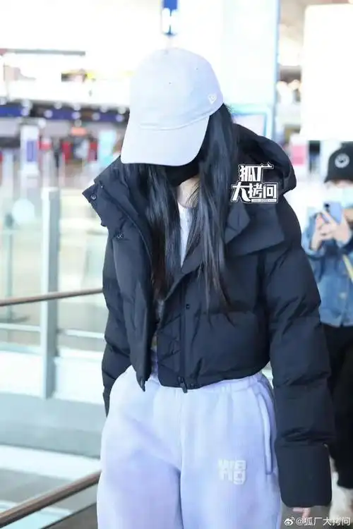 实力演员李沁今日北京机场生图出炉啦沁沁好漂亮啊