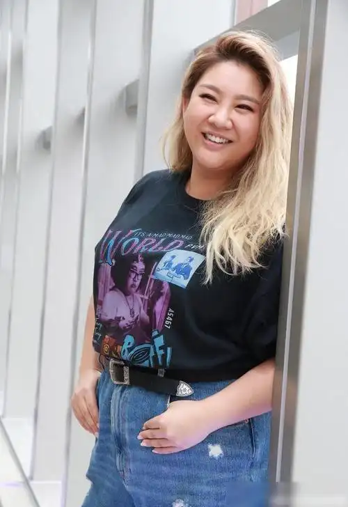 郑欣宜暴瘦过后又回到原来的身材穿t恤搭配牛仔裤漂亮又自信
