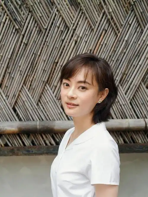 38岁孙俪气质真好,穿真丝印花裙优雅精致,留"初恋发"太减龄|短发|穿搭