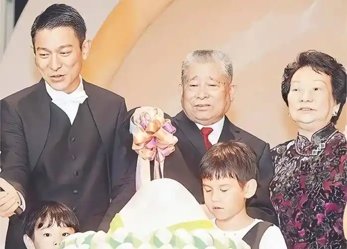 刘德华携父母罕见亮相!