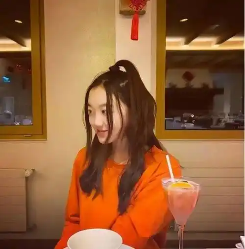 原创李嫣嘴巴变好看颜值终于恢复正常穿衬衣变艺术家不输王菲