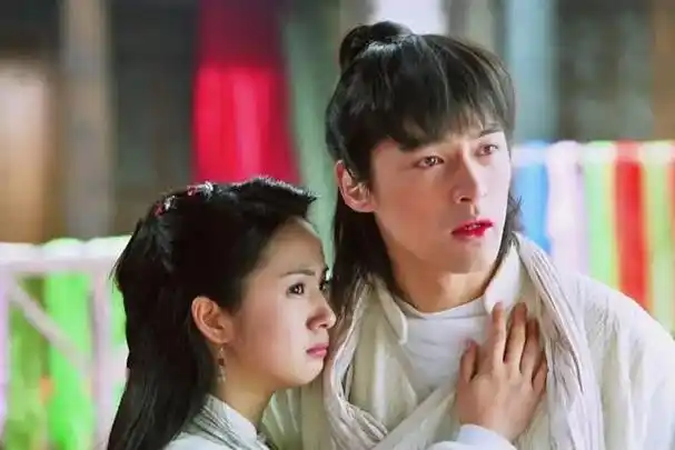 2012年唐嫣在《快乐大本营》上,曾透露胡歌对林依晨动了真情,胡歌也在