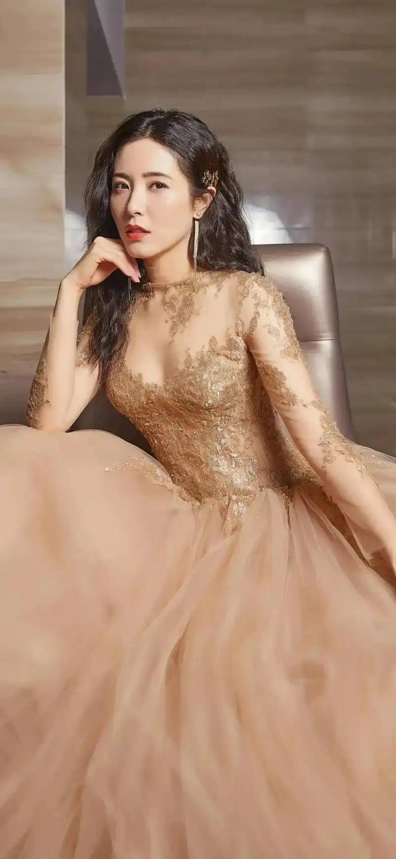 曾黎穿衣好大胆,香槟色蕾丝透视裙性感又妩媚,好身材浑然天成_连衣裙