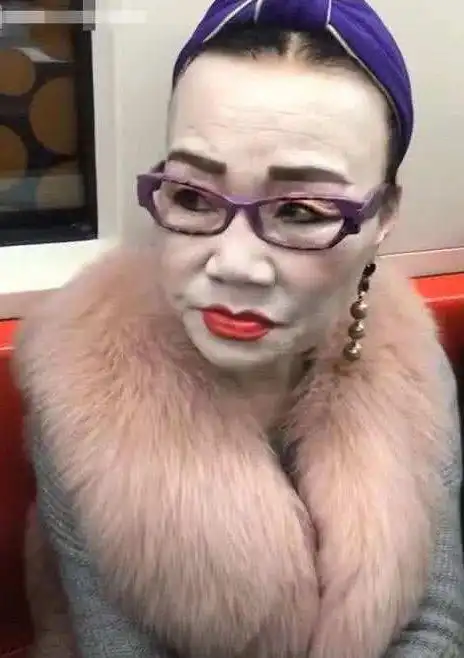 地铁时髦老奶奶意外走红,夸张妆容不忍直视,像是恶搞版王祖蓝