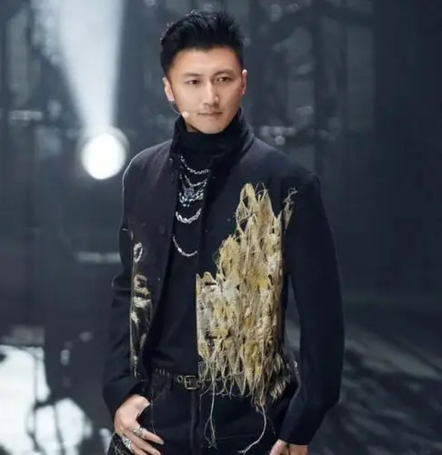 谢霆锋的这个造型中,除了发型上的优越外,他服装上的选择也是很不错的