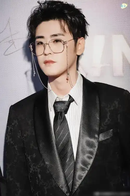 张云雷金丝眼镜造型登上网络热搜了,到底发生什么了?