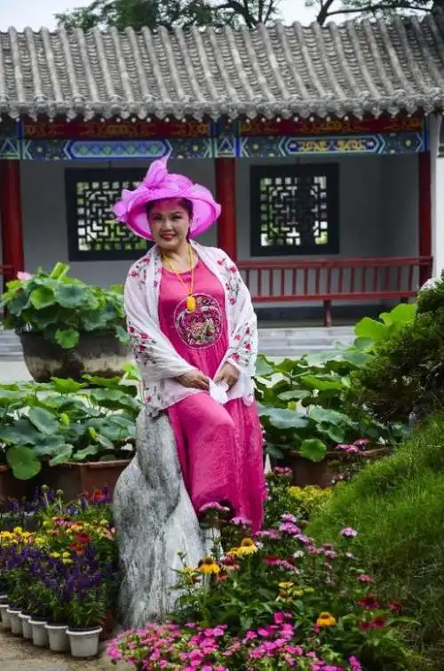 开封铁塔荷花美女同时淀放