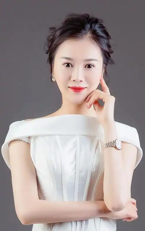 她就是南阳广播电视台主持人青青声音甜美,主持风格深受听众喜爱她被