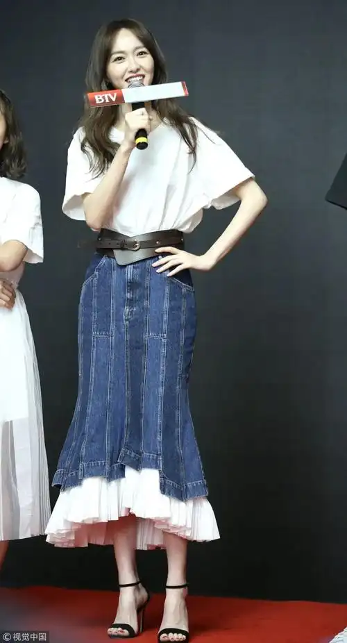 刚过膝盖,又露出最细的脚踝的牛仔半裙最近也被唐嫣穿了,勾勒